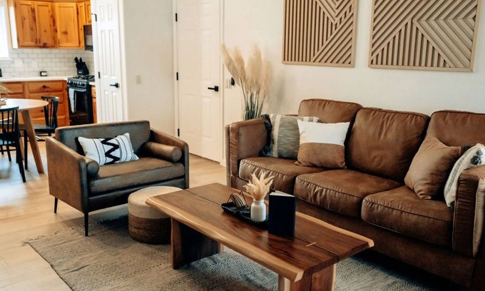 Williams House | Prime Location-Steps from Route 66