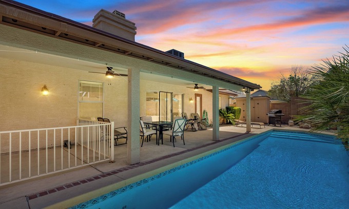 Glendale House | Prime Location With Pool Just 3-mins From Westgate Entertainment!