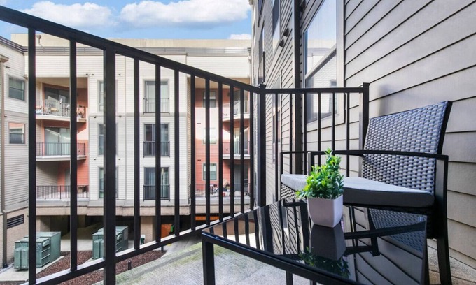 Central City Condo | ~Prime Spot: 2BR Unit in BHM | Mins to BJCC & UAB~