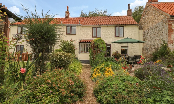 Stiffkey Cottage | PRIMROSE COTTAGE, character holiday cottage in Stiffkey