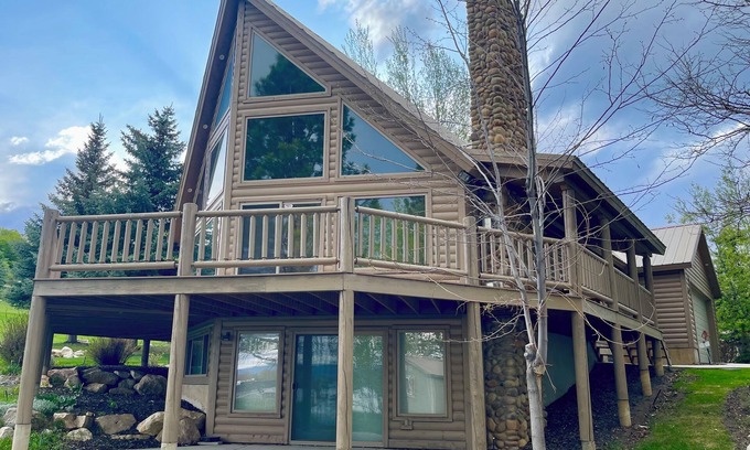 Garden City Cabin | Pristine 5 Bedroom 3 Bath Cabin 200yds to the Water! Complete privacy!