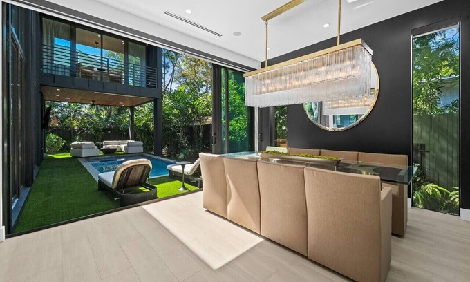 Victoria Park House | PRISTiNE New Build Mansion! 2 Masters&Heated Pool