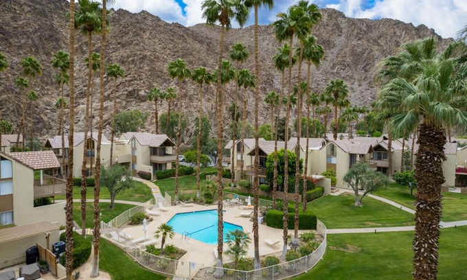 Indian Wells Condo | Pristine Remodel Mountain Cove Full Kitchen and Pool