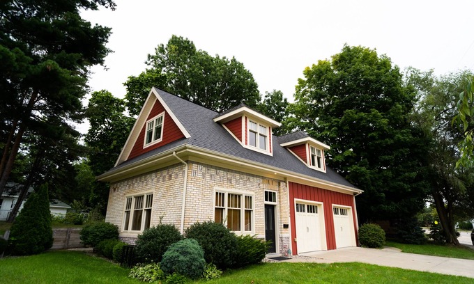 Lakeside House | Pristine Two bedroom getaway near Lake Express Ferry & Lake Michigan