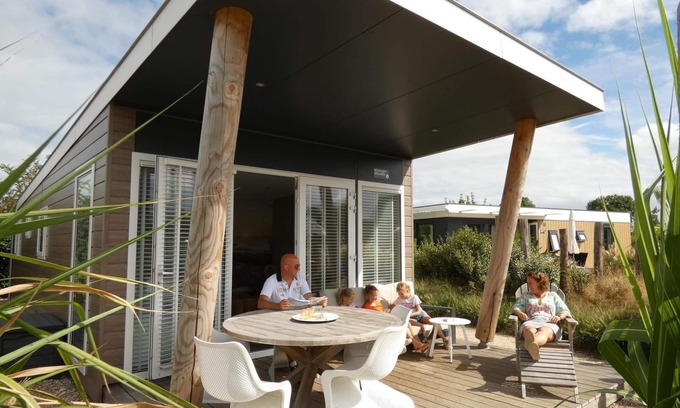 Nieuwvliet House | Privé Sauna, Luxe en Moderne Inrichting, Vaatwasmachine, Ruime Overkapte Lounge met Luxe Tuinmeubels