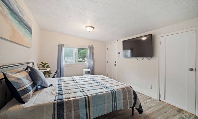 SeaTac House | Privacy entrance room with full bath near airport