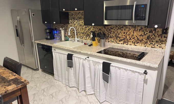 Severn Apartment | Private 1BD Basement Apartment w. Gym