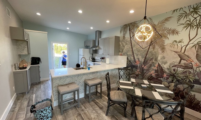 Lake Worth Cottage | Private 2bd/2bth Guest house overlooking 3 acres