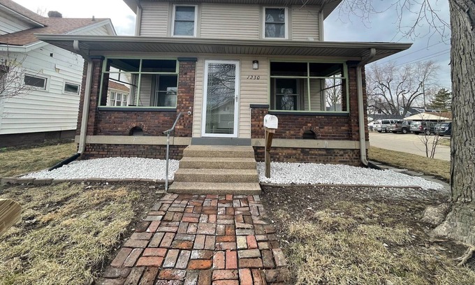 Near Eastside House | Private 3 bedroom 2 baths house 10 montes to Mass Ave