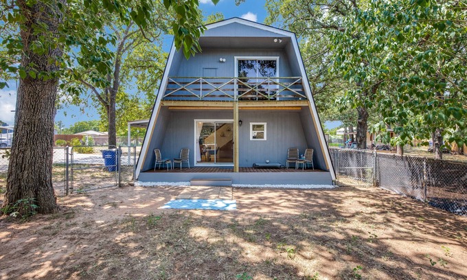 Granbury Cottage | Private A-Frame w/Kayaks on Canal newly renovated