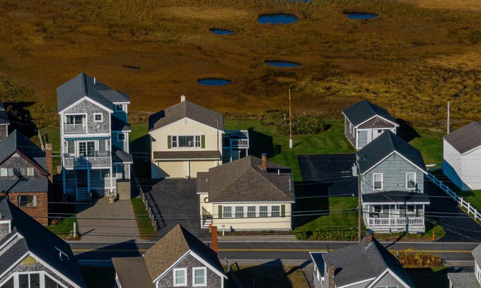 Wells Beach House | Private access to the beach! Sleeps 9.