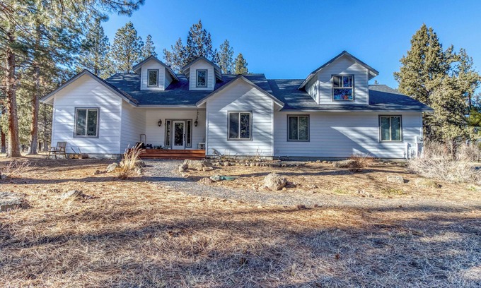 Sisters House | Private Acreage, hot tub, Pet friendly, large acreage.