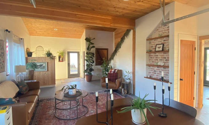 Carlton House | Private and charming space in Wine Country, a perfect wine tasting base camp.