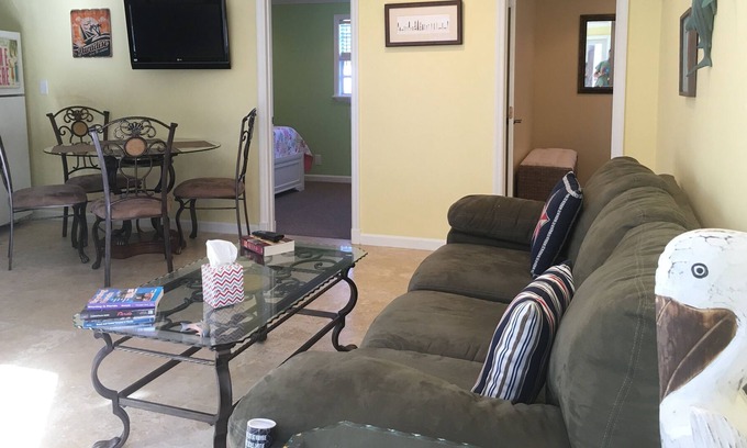 Lake Worth House | Private and secluded Cottage Guest House