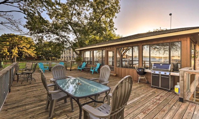 Azle House | Private Beach and Dock Home on Eagle Mountain Lake