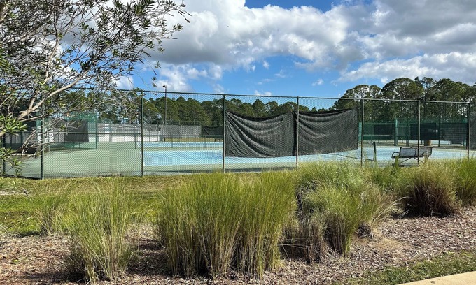 Port Malabar House | Private Bedroom and Bathroom in Palm Bay 2 pools, tennis courts, biking/walking