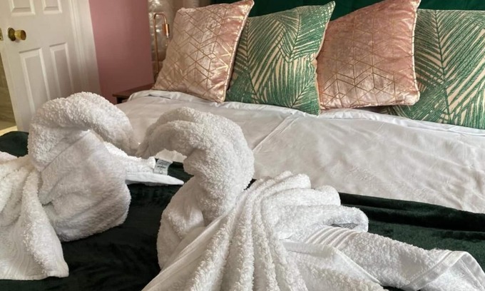 Broadstone House | Private Bedroom in a quiet neighbourhood