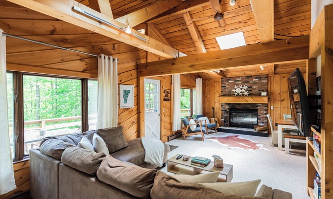 West Dover Ski Chalet | Private cabin: 7 mins to slopes, wood fireplace