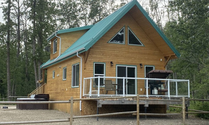 Division No. 11 Cabin | Private Cabin by the Creek- Hot tub