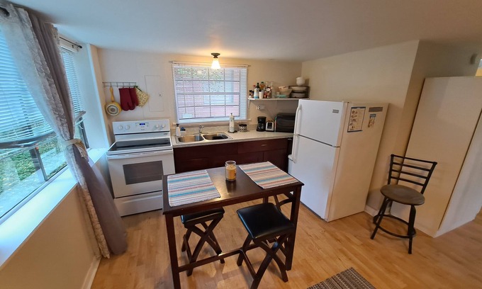 Northside Cottage | Private Carriage House and Driveway