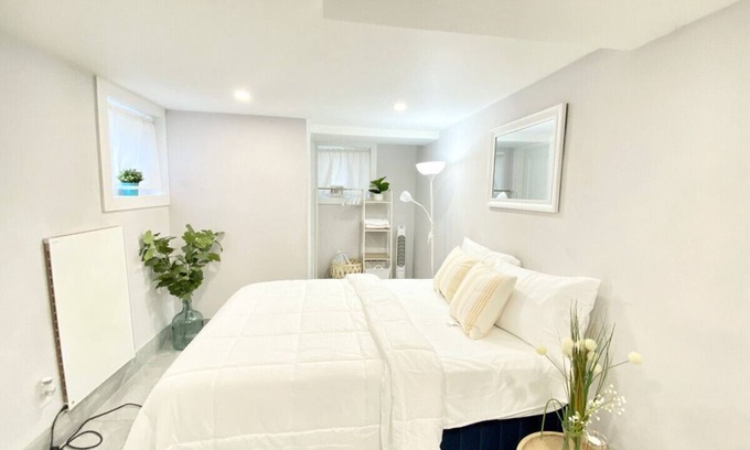 East New York House | Private Clean 3BD/1BA Free Parking/5min Metro Subway train