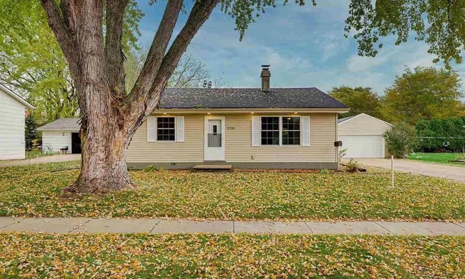Oshkosh House | Private, clean home with AC for EAA