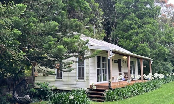 North Tamborine Cottage | Private cottage inside Avalon Gardens estate, stroll to Gallery Walk