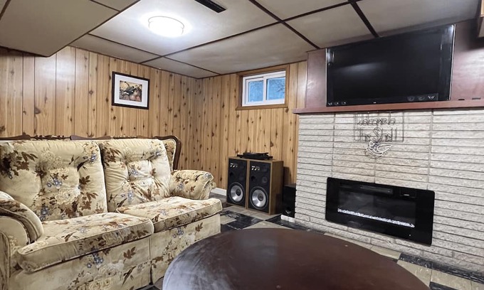 East Windsor House | Private & Cozy Vintage Suite