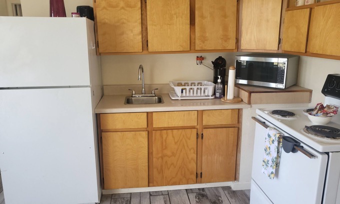 Bay VIew Addition Cottage | Private & cute as a button! 1400 p/m 400 p/day Pets OK BBQ seating on your deck!