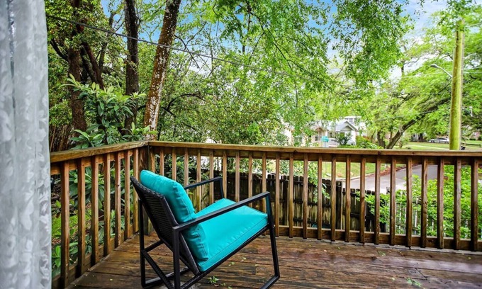 Murray Hill Apartment | Private Detached Guesthouse, walking distance to Murray Hill's Shopping & eating