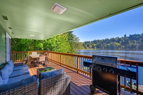 East Olympia House | Private Dock and Fire Pit Lakefront Gem in Olympia