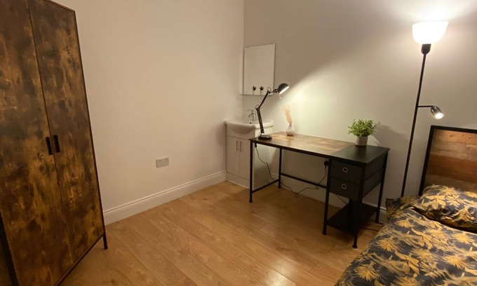 Norwood Green House | Private Double Room Mins To Central w Elizabeth L.