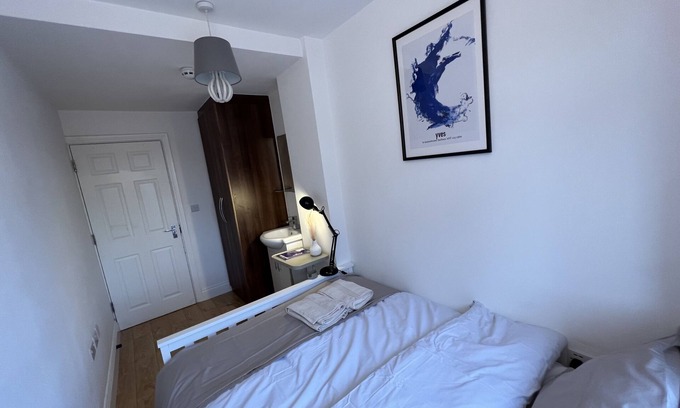Norwood Green House | Private Double Room Mins To Central w Elizabeth L.