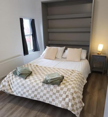 Ipswich House | Private En-Suite Room by Christchurch Park