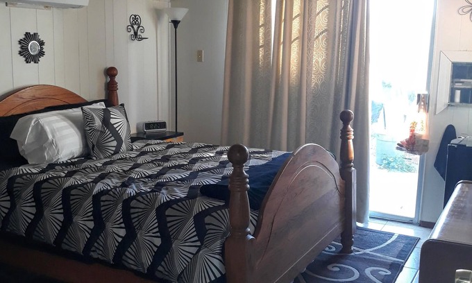 Tucson House | Private Entrance Casita 1 bedroom & 1 bath with pool, TV & Wifi