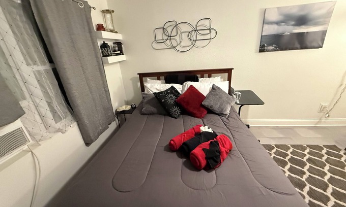 South Seminole Heights Apartment | Private entrance guest suit in Old Seminole Heights with a short walk to stadium