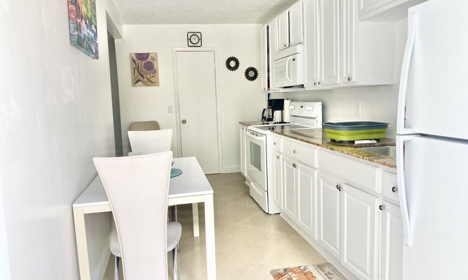 Coral Springs House | Private Getaway 2 bedrooms and 1ba Guesthouse Self Check-in Free Parking & WiFi