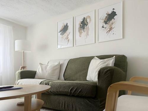 Leicester Apartment | Private guest house - Double bedroom, en-suite and workspace with private entrance, first floor with no lift and no full kitchen