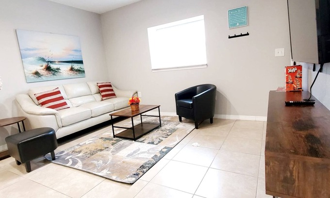 Bee Ridge House | Private Guesthouse w/King Bed, Putting Green, Covered Patio