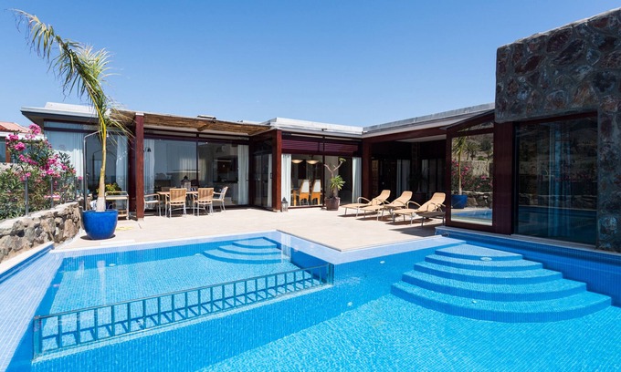 Mogan Ski Chalet | Private heated pool in quiet surroundings and sea views at the golf course