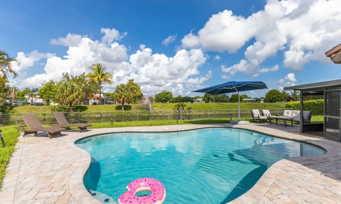 Tamarac House | Private Heated Pool Oasis Near Sawgrass Mall