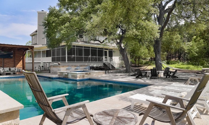 Austin House | Private Hill Country Retreat: Sleeps 25, Pool, Hot Tub & 30 Mins to Austin