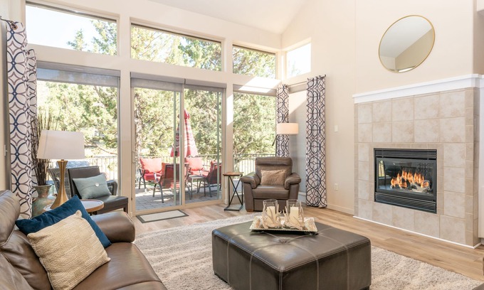 Redmond House | Private Hot Tub! Beautiful Townhome at Eagle Crest - Remodeled ~ Fireplace