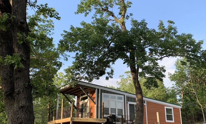 Omaha House | PRIVATE Hot Tub! Fire pit, Full Kitchen, Outdoor Space, Cricket Marina & Branson