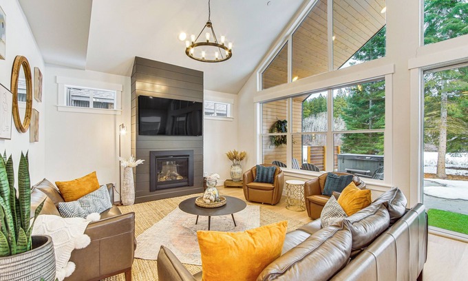 Ronald House | Private Hot Tub & Patio: Spacious Cle Elum Home