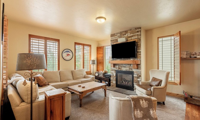 Bear Hollow Village House | Private Hot Tub + Pet-Friendly + Community Amenities & Great Location!