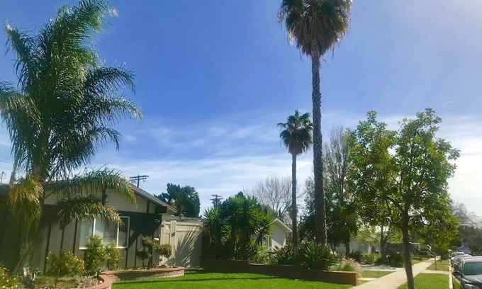 Granada Hills North Apartment | Private Modern Guesthouse with backyard