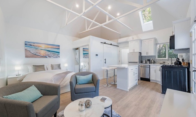 Mid City Apartment | Private modern studio in the heart of LA.nFully equipped w/full kitchen, W/Dn
