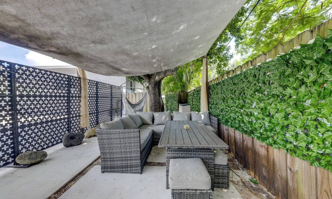 West Park Cottage | Private Oasis in West Park Near the Beach!