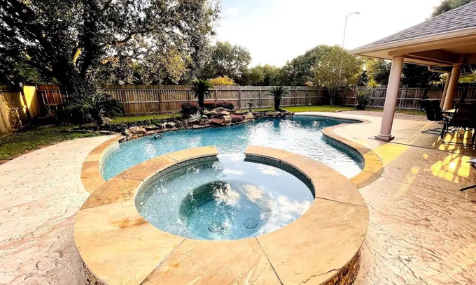 Barker House | Private Outdoor Spa/Pool 5 Bedrooms Resident Home